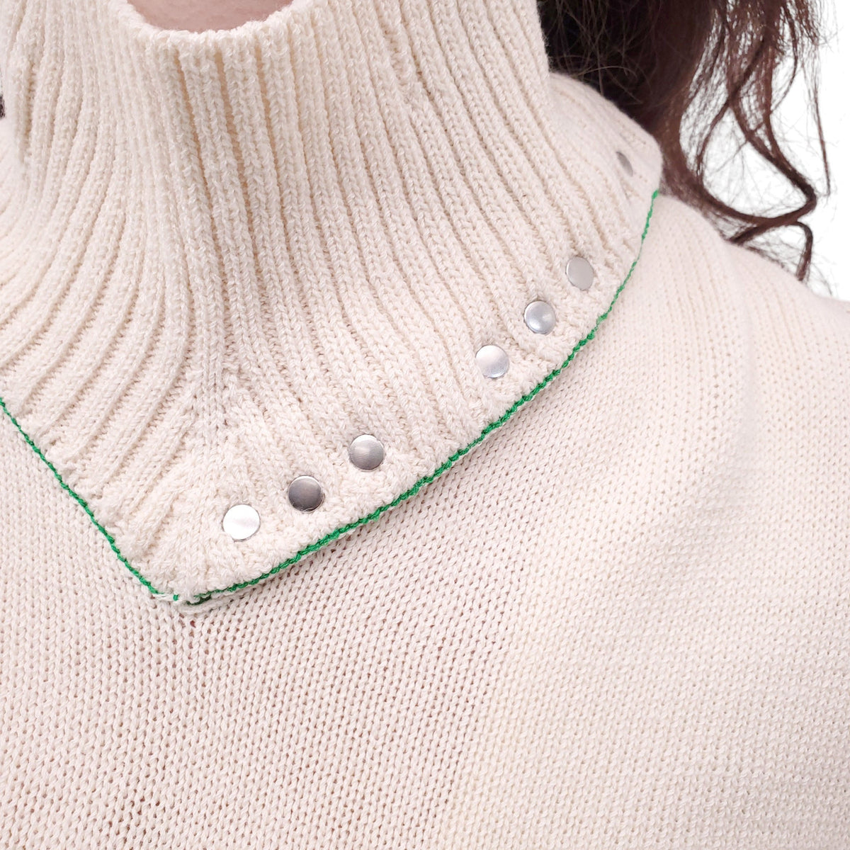 BOTTEGA VENETA CREAM TURTLENECK SWEATER WITH GREEN STITCHING - SIZE M