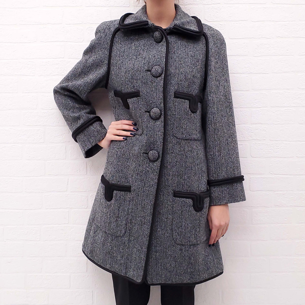 CHANEL GREY HERRINGBONE COAT WITH LOGO BUTTONS - SIZE 42