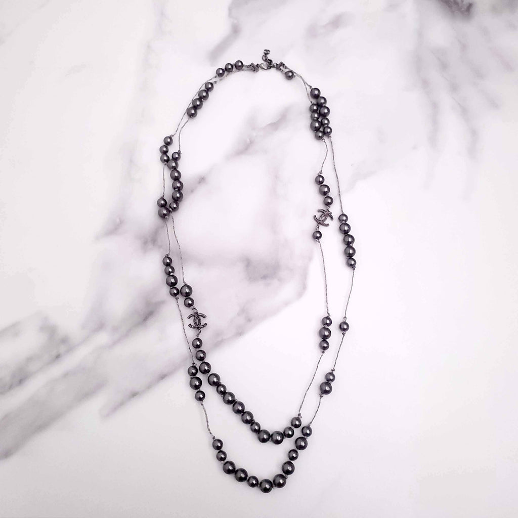 CHANEL GREY PEARL NECKLACE WITH METALLIC STRING DETAIL