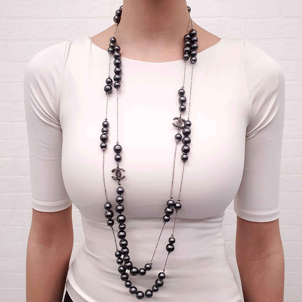 CHANEL GREY PEARL NECKLACE WITH METALLIC STRING DETAIL