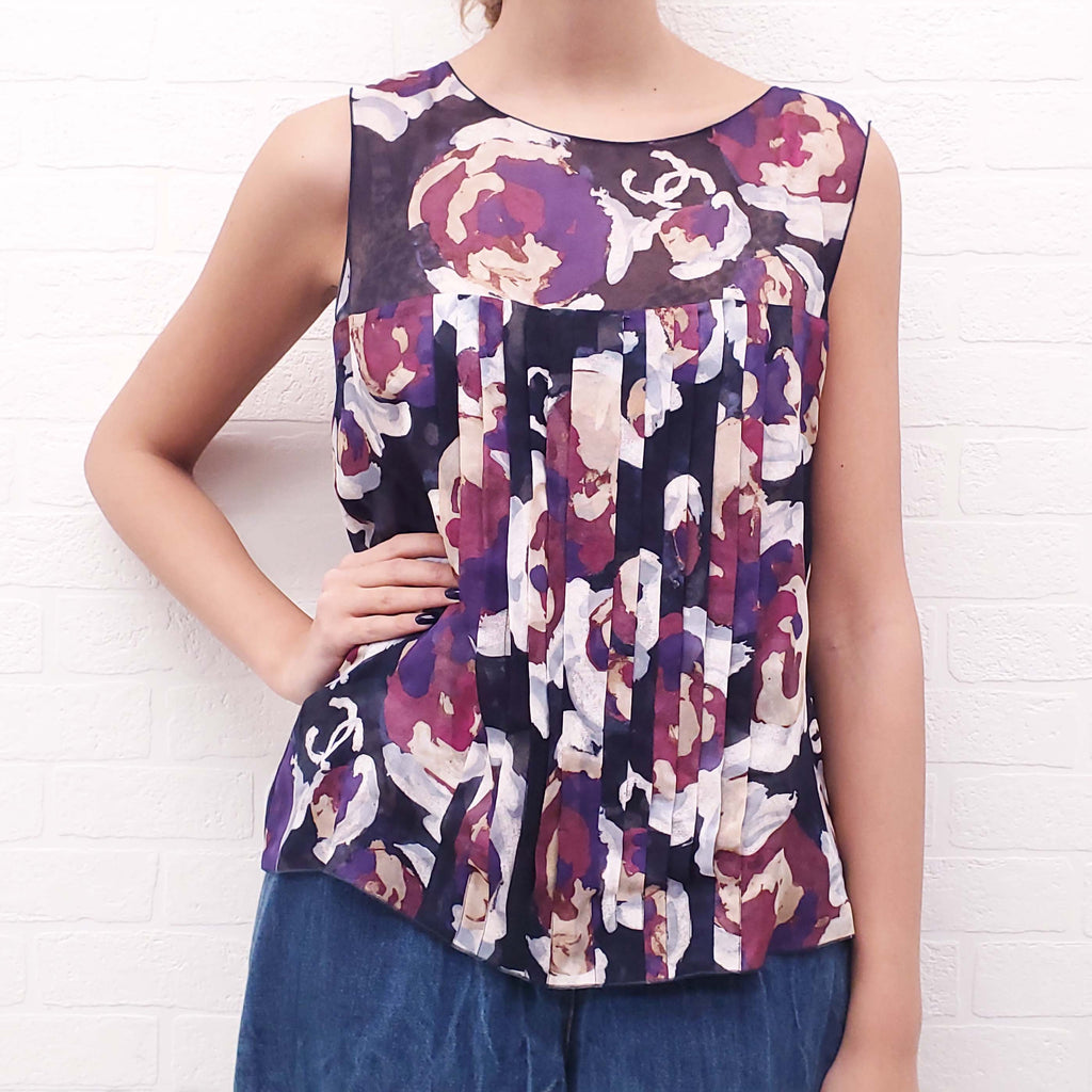 CHANEL NAVY FLORAL LOGO SILK TANK TOP WITH MATCHING CROPPED JACKET - SIZE 44 TOP/42 JACKET