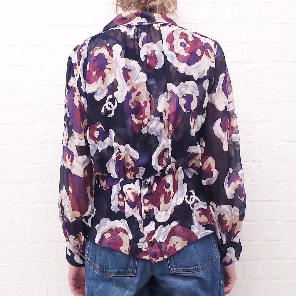 CHANEL NAVY FLORAL LOGO SILK TANK TOP WITH MATCHING CROPPED JACKET - SIZE 44 TOP/42 JACKET