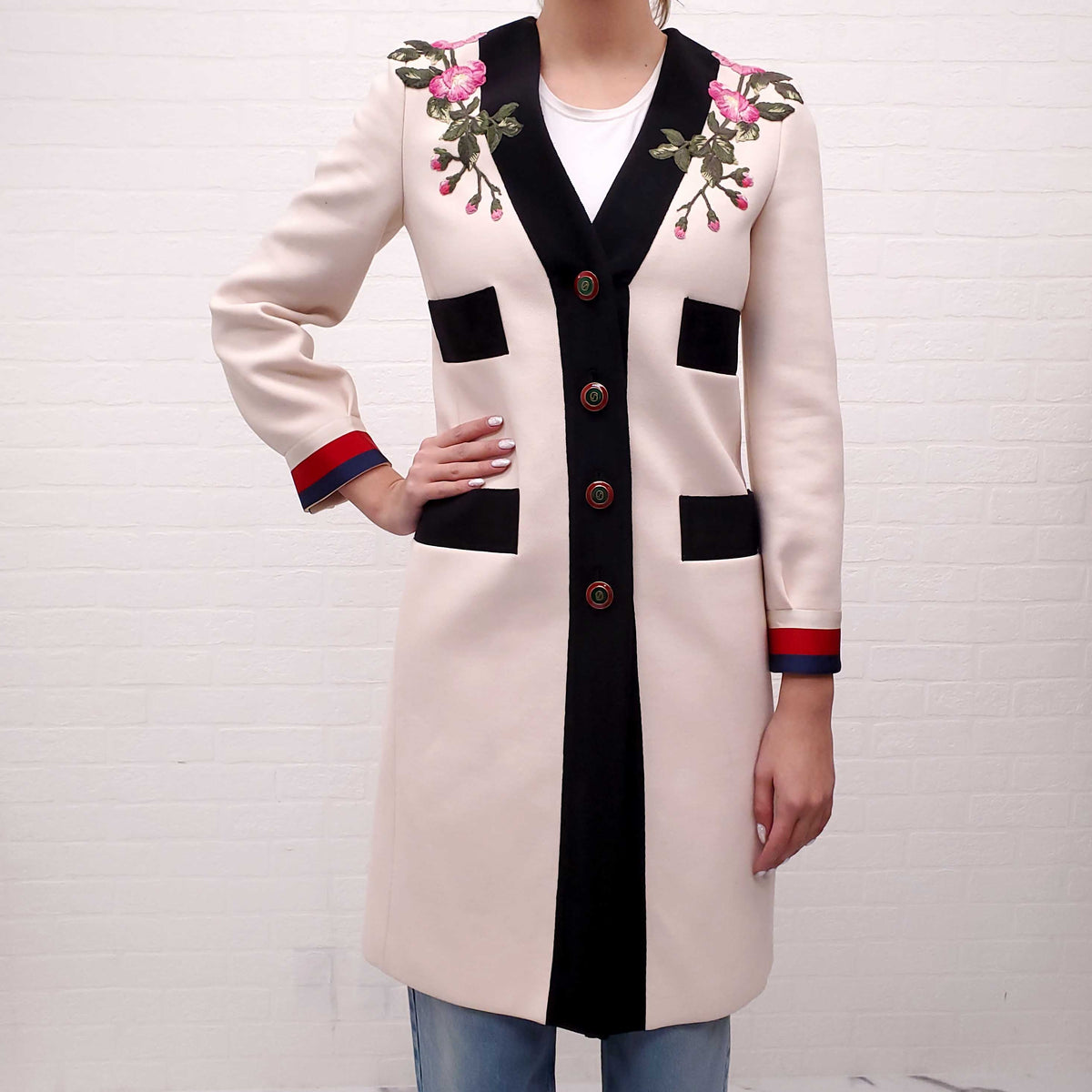 GUCCI CREAM COAT WITH FLORAL EMBROIDERED DETAIL - SIZE 36