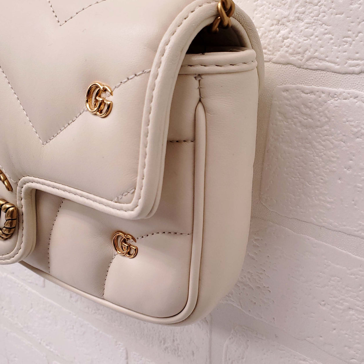 GUCCI GG MARMONT SMALL SHOULDER BAG IN IVORY WITH GG GOLD LOGOS
