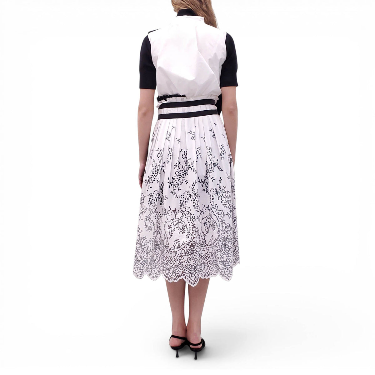 SACAI WHITE AND BLACK EYELET PLEATED SHORT SLEEVE DRESS - SIZE 2/M