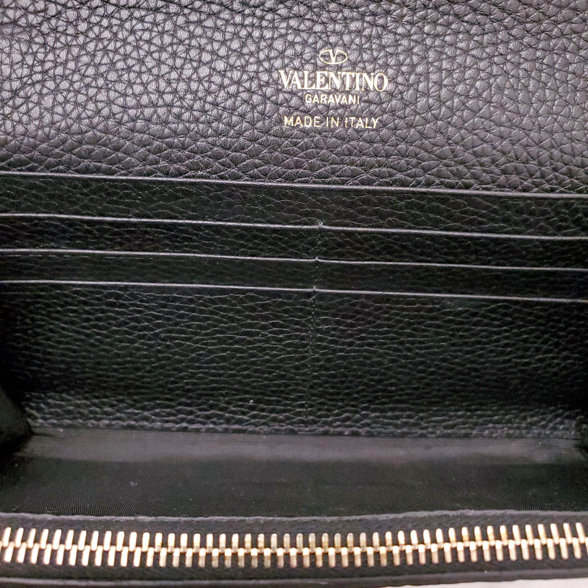 VALENTINO BLACK ROCKSTUD WALLET ON CHAIN